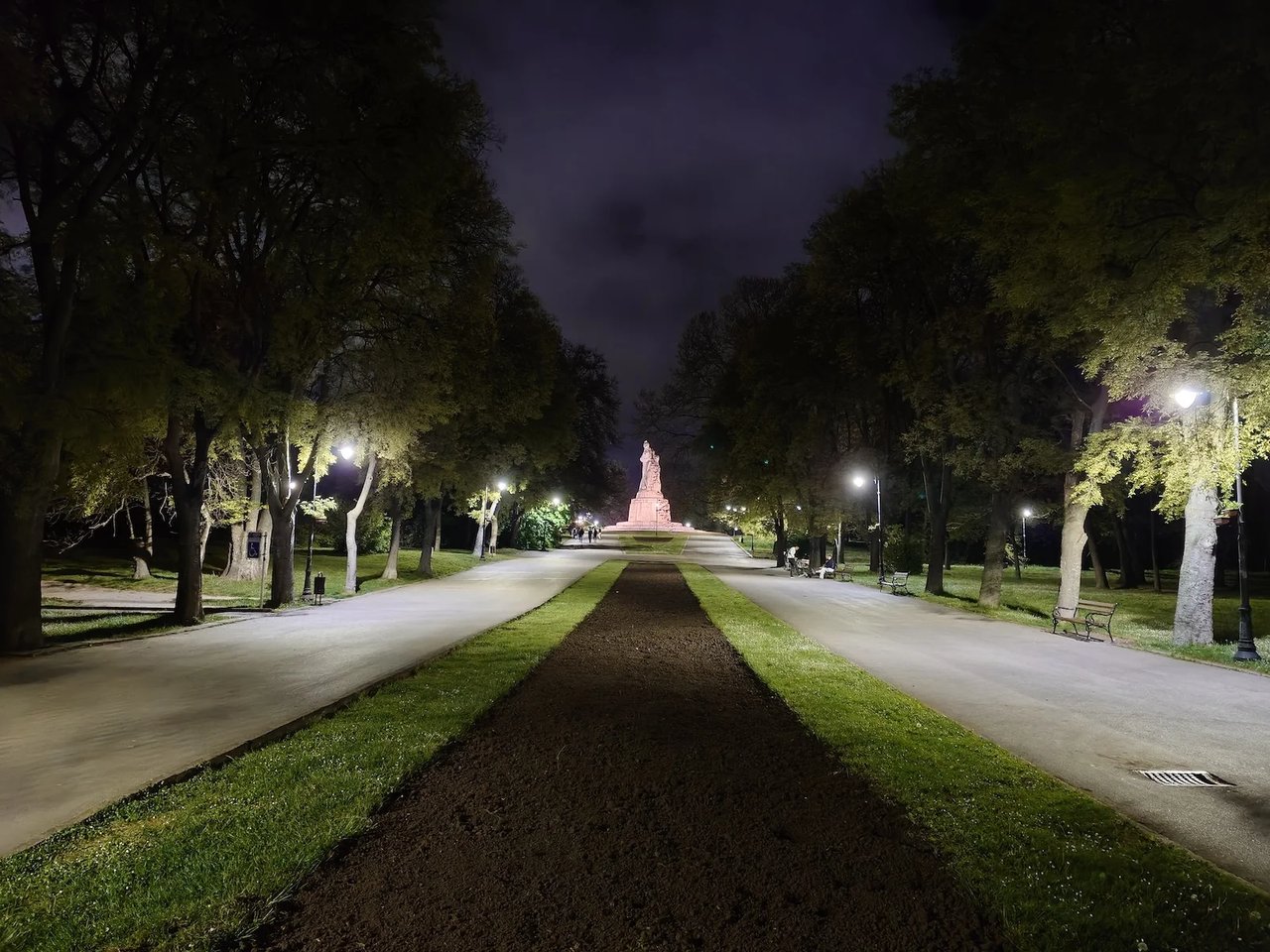 Pixel 10 Pro XL night shot