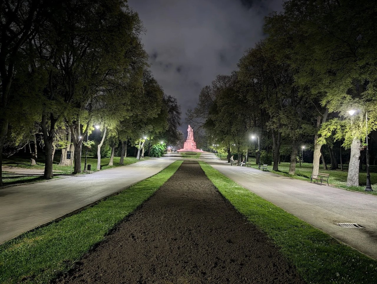 Xperia 1 VIII night shot
