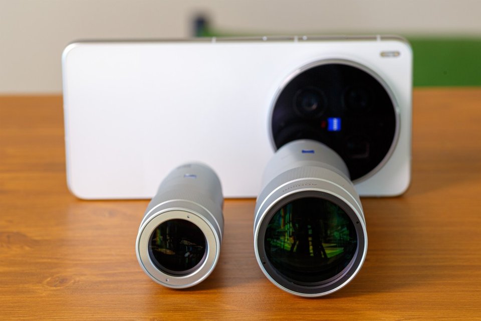 vivo X300 Ultra with 200mm and 400mm teleconverter lenses