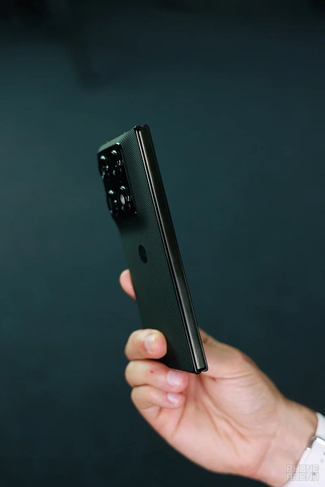 Moto Razr Fold Design