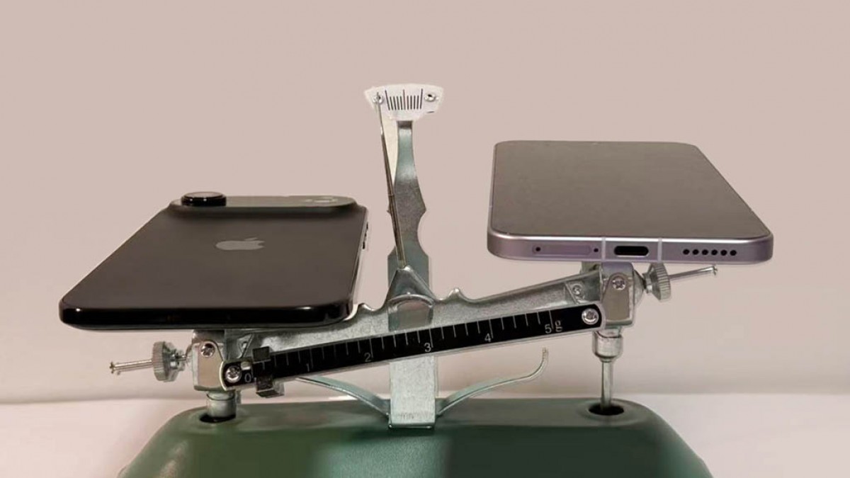 iPhone Air (left) and Honor Magic 8 Air (right)