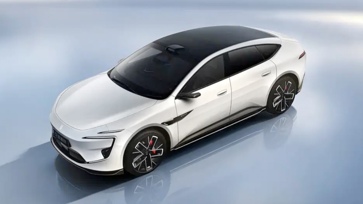 2026 Avatr 12 is a 955-horsepower beast, new EREV option joins lineup