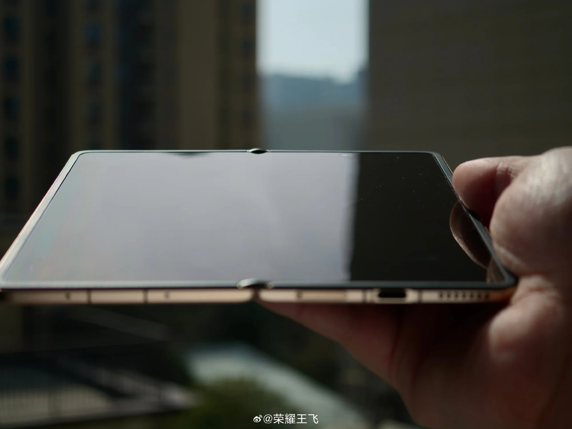 Crease-free internal display of Honor Magic V6