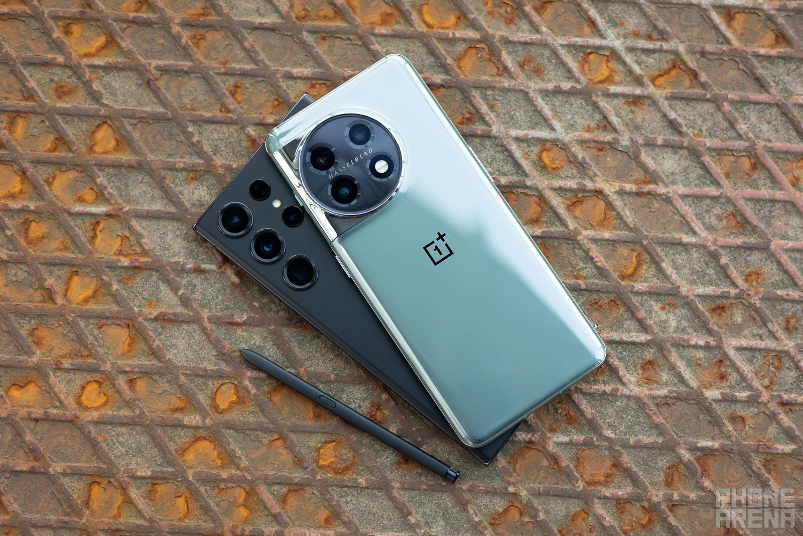 (Image credit - PhoneArena) Galaxy S23 Ultra (left) and OnePlus 11 (right) - Samsung Galaxy S23 Ultra vs OnePlus 11