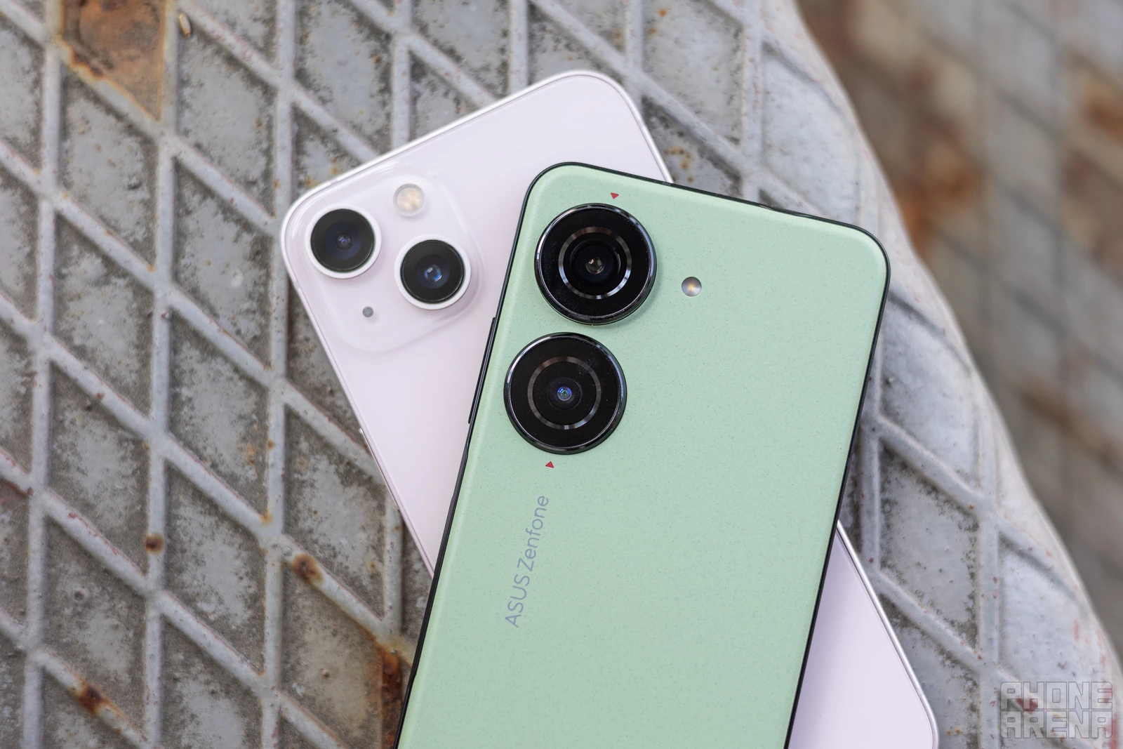 Asus Zenfone 10 vs Apple iPhone 14: iPhone mini substitutes?