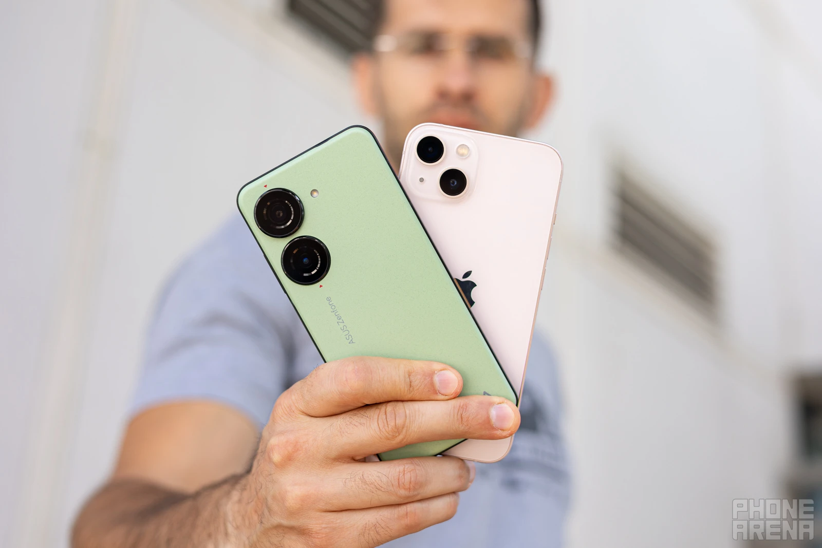 Asus Zenfone 10 vs Apple iPhone 14: iPhone mini substitutes?