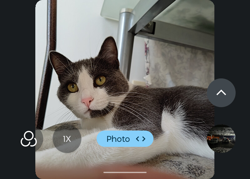Screenshots of the RAZR 2022's outer display UI