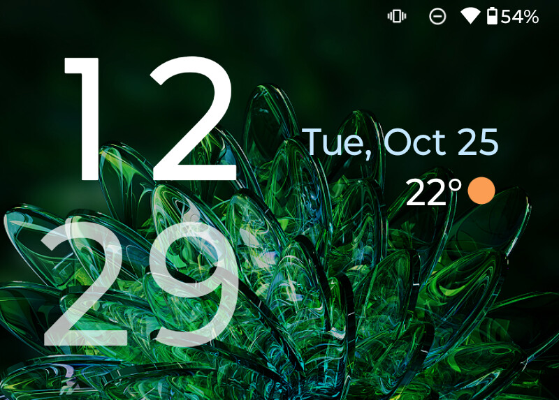 Screenshots of the RAZR 2022's outer display UI