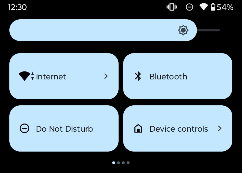 Screenshots of the RAZR 2022's outer display UI