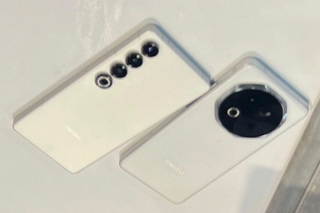 Meizu 21 Pro next to Meizu 22