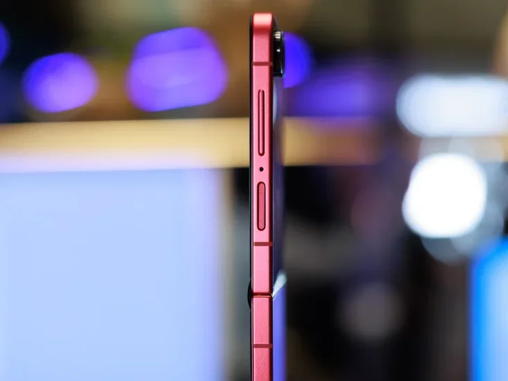 Image of Galaxy Z Flip 7 thickness