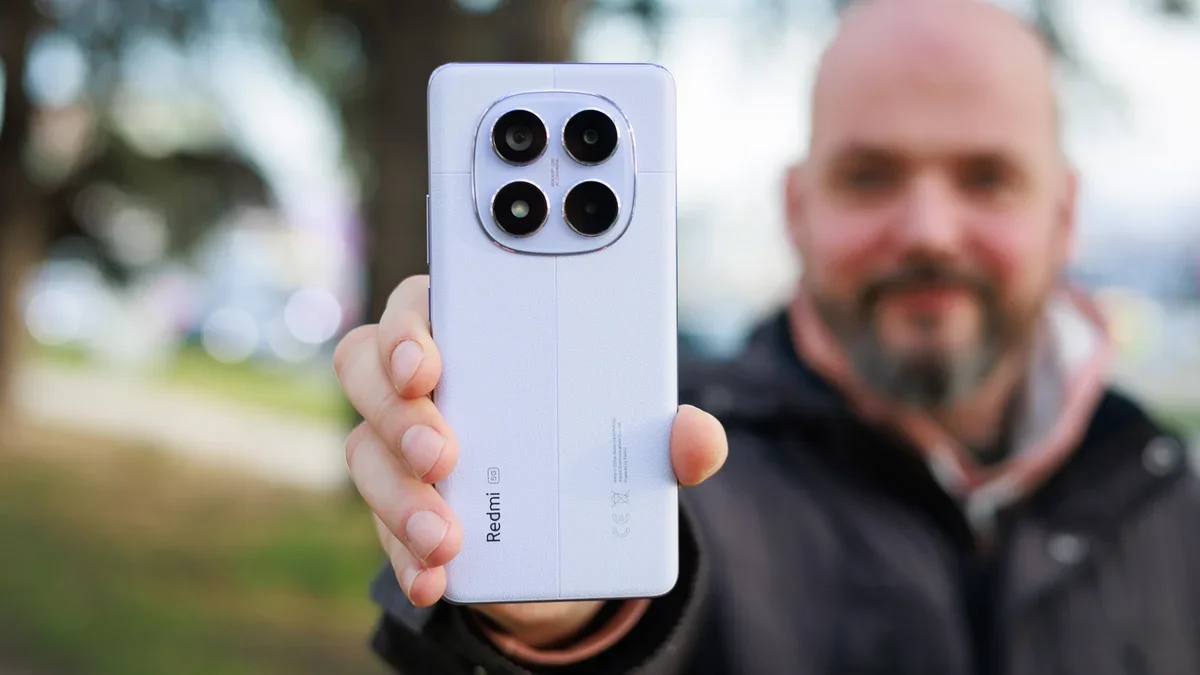 iPhone 17 Pro Max and Galaxy S25 Ultra for reference