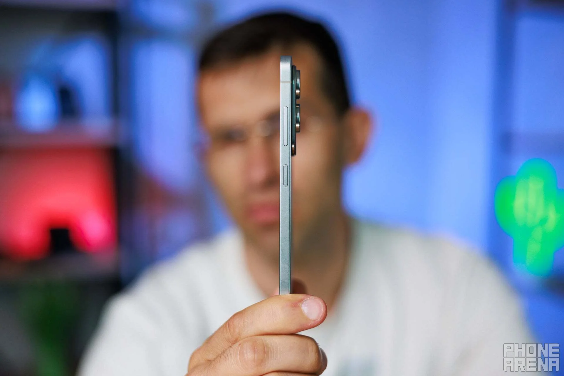 Galaxy S25 Edge in hand