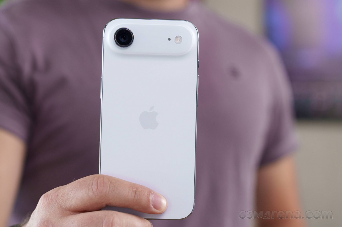 iPhone Air’s poor sales have discouraged Chinese makers from slim phones