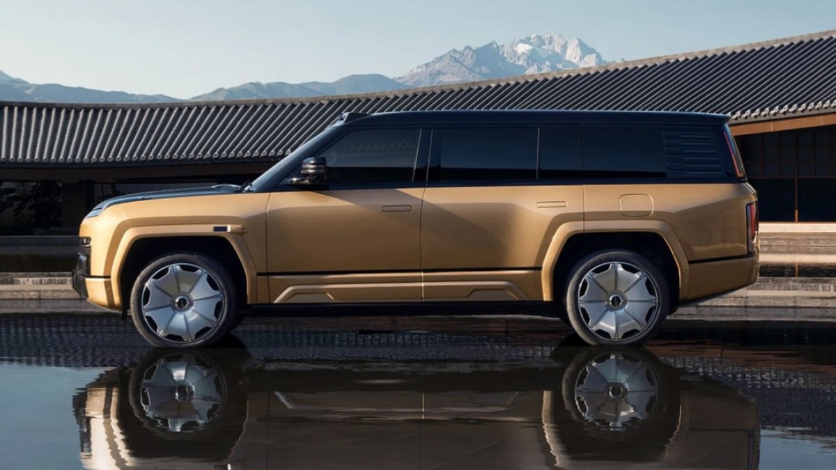 BYD Yangwang U8L proves its mettle by shrugging off a two-ton tree drop