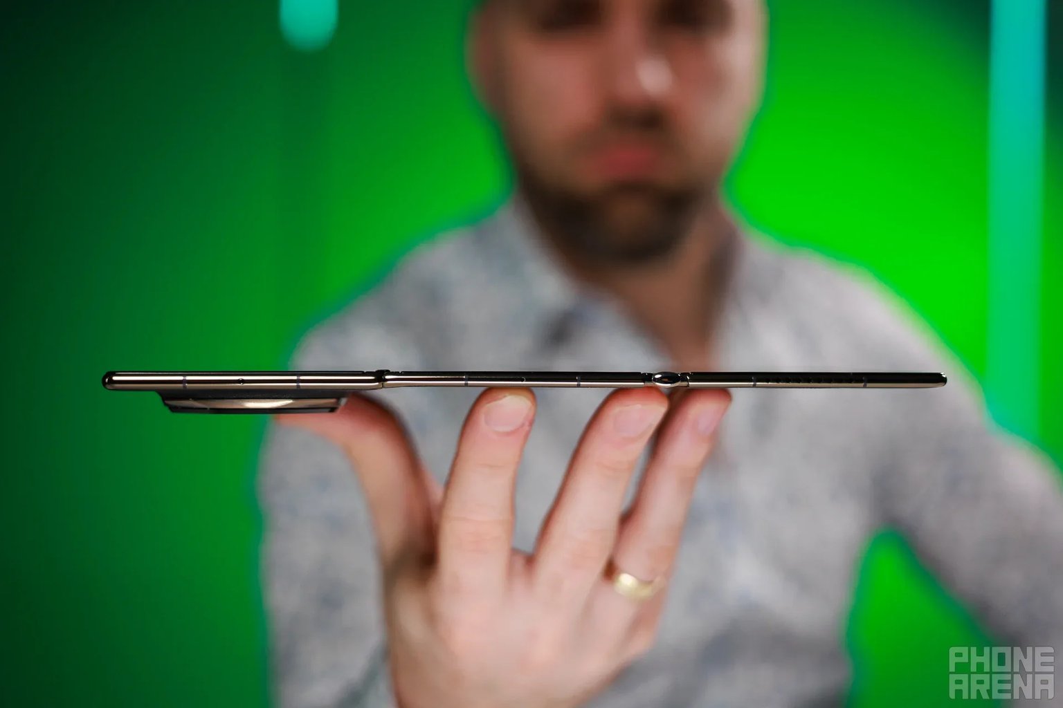 Huawei tri-foldable smartphone