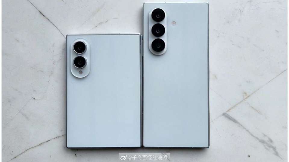 Galaxy Z Fold8 (wide) and Galaxy Z Fold8 Ultra dummy units compared