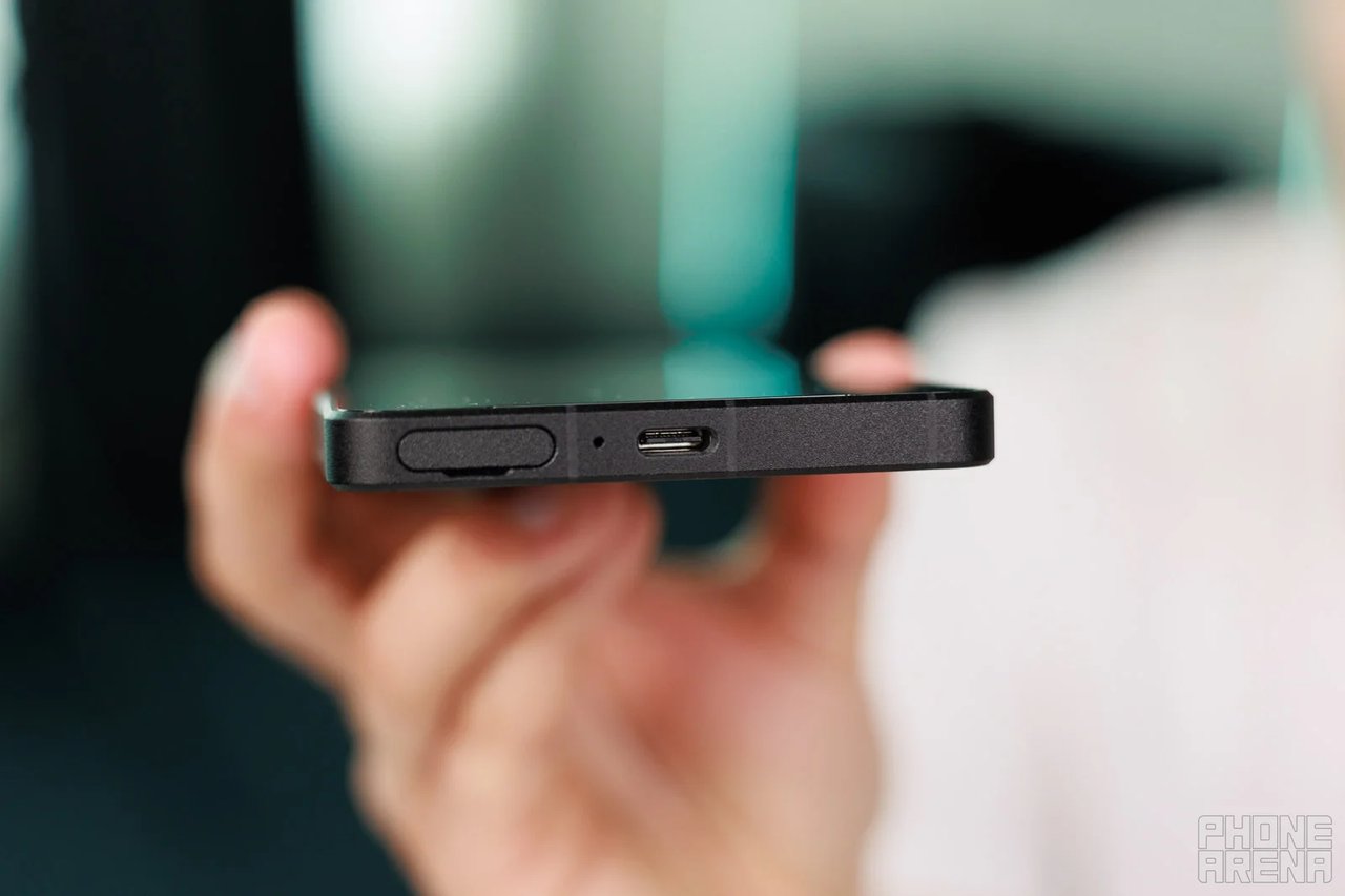 Measuring the Xperia 1 VIII thickness