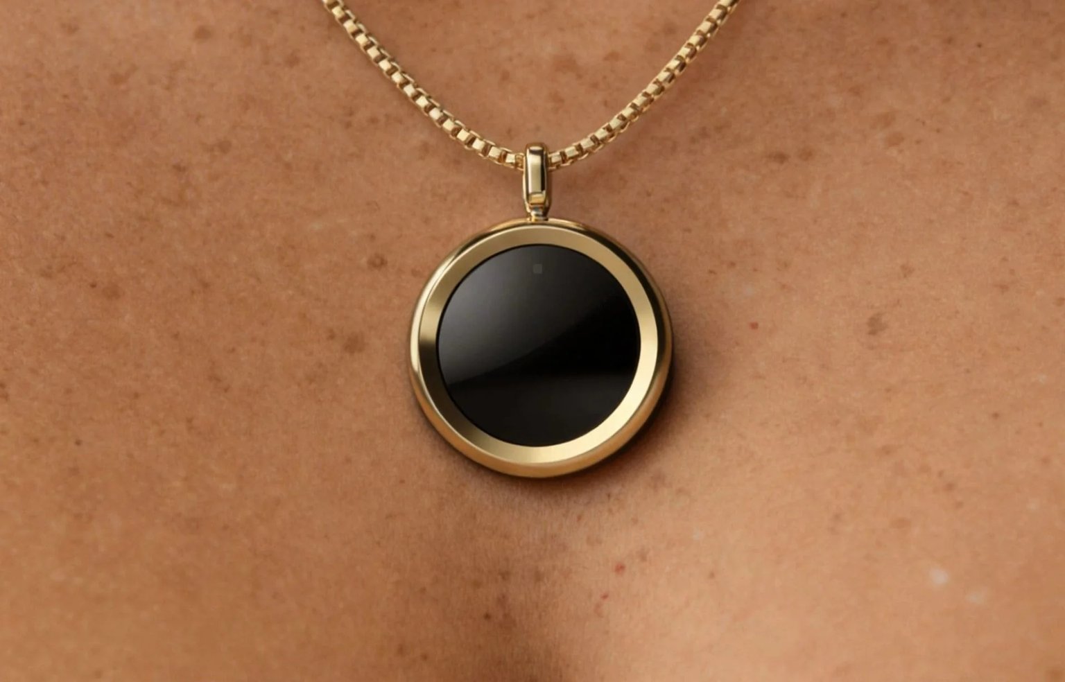 Stylish pendant that doubles as a smart UV tracker.